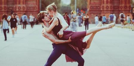 La bailarina profesional del Ballet de Catalunya Ellen Makela posa junto a su compañero de baile en Arc de Triomf
