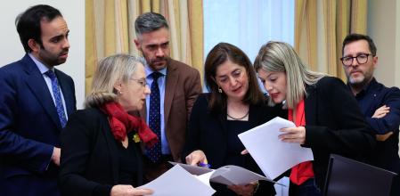 El presidente de la Comisión de Justicia, Felipe Sicilia (3i) y el letrado de las Cortes Fernando Castillo López (i) observan la conversación mantenida por las letradas de las Cortes Piedad García-Escudero (2i) e Isabel Revuelta (3d), y la diputada Laura Berja (2d), en el marco de la reunión de la Comisión de Justicia del Congreso