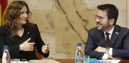 GRAFCAT6521. BARCELONA, 21/11/2023.- El presidente de la Generalitat, Pere Aragonès, y la consellera de Presidencia, Laura Vilagrà, durante la reunión semanal del gobierno catalán en la que se aprobarán las medidas de restricción de agua en el nuevo estadio de preemergencia por sequía, con unas reservas en las cuencas internas del 19%. EFE/Andreu Dalmau