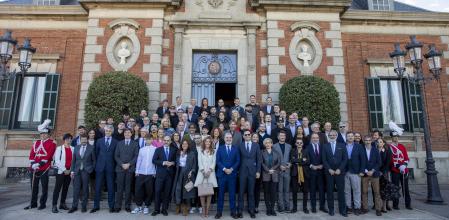 Galardonados de esta edición, autoridades y empresarios de la comunicación, en el tradicional posado que se realiza durante la recepción en el palacete Albéniz