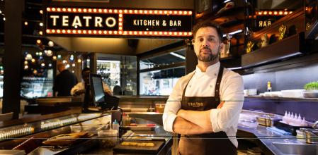 FOTO MARTI GELABERT 17/11/2023 RESTAURANTE TEATRO, EN LA CALLE PARALEL 164. OLIVER PEÑA LUQUE ES EL CHEF JEFE