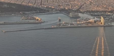 La vela del Hotel W proyectada al anochecer en Barcelona.