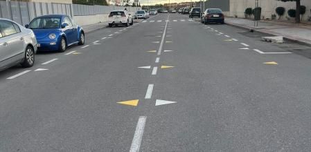 Dientes de dragón de color blanco y amarillo pintados en frente del IES Blanca Fernández Ochoa de Madrid 