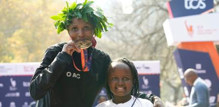 Hellen Obiri celebra su victoria en el maratón de Nueva York junto a Tania, su hija, a principios de noviembre