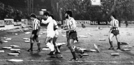 ESPAÑA-FUTBOL-LIGA PRIMERA DIVISIÓN: GIJÓN (ASTURIAS), 24/11/1979.- El Sporting de Gijón y el Real Madrid han empatado a uno en el encuentro del Campeonato Nacional de Liga que ambos equipos han jugado en el estadio de El Molinón. En la imagen, los jugadores abandonan el terreno juego lleno almohadillas lanzadas por los espectadores y entre gritos de 