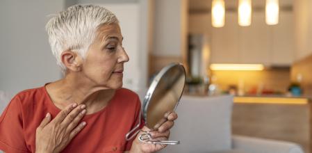 La gerascofobia puede derivar en el desarrollo de problemas de autoestima o ansiedad.