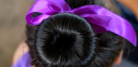 El moño de bailarina es una tendencia de belleza viral esta temporada.