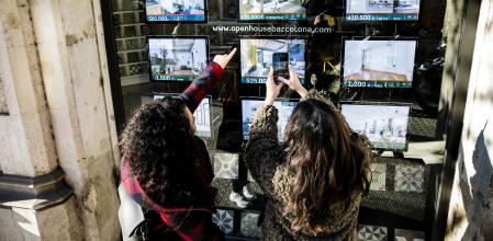 Dos mujeres delante de una immobiliaria.