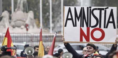 MADRID, 15/11/2023.- Concentración en contra del presidente del gobierno en funciones y líder del PSOE, Pedro Sánchez y contra la amnistía a los líderes del