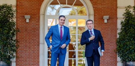 El presidente del Gobierno, Pedro Sánchez, recibe al nuevo líder del PP, Alberto Núñez Feijóo, este jueves en el Palacio de la Moncloa en Madrid.