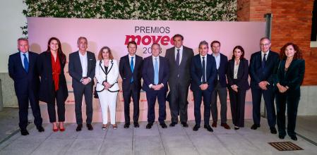 Todos los ganadores de los Premios Moveo 2023 posan junto al ministro de Industria, Jordi Hereu, y el consejero delegado del Grupo Godó, Carlos Godó 