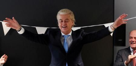 Geert Wilders, líder del partido PVV, se reúne con miembros de su partido, después de las elecciones parlamentarias holandesas, en La Haya, Países Bajos.