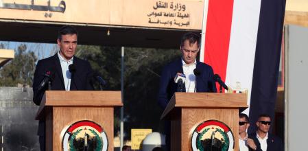 ?Caption (Pie) del objeto multimedia. También es agregado a la cabecera del objeto, junto con el Título. Rafah (Egypt), 24/11/2023.- Spanish Prime Minister Pedro Sanchez (L) and Belgium's Prime Minister Alexander De Croo (R) attend a press conference at Rafah border crossing to the Gaza Strip, Egypt, 24 November 2023. Sanchez and Belgian Prime Minister De Croo arrived in Cairo after visiting Jerusalem and Ramallah a day earlier amid the ongoing Israel-Hamas conflict. Thousands of Israelis and Palestinians have died since the militant group Hamas launched an unprecedented attack on Israel from the Gaza Strip on 07 October 2023 and the Israeli strikes on the Palestinian enclave that followed it. (Bélgica, Egipto, España, Jerusalén, Ramala) EFE/EPA/STR