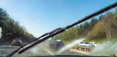 La limpieza del parabrisas es esencial para nuestra propia seguridad y la de los demás usuarios de la carretera