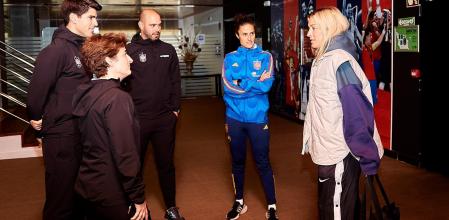 Markel Zubizarreta conversa con Alexia Putellas y Montse Tomé este lunes en Las Rozas