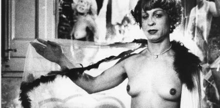 Katy trans-sexual en su habitación de la cúpula Venus en Las Ramblas. 1973