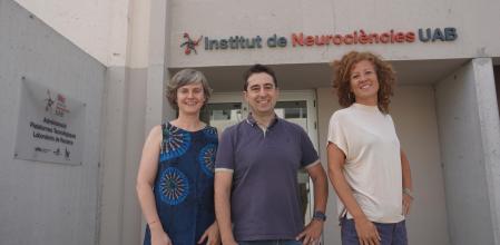 L’equip de recerca de la UAB que ha participat en el treball: Elisenda Sanz (esquerra), Albert Quintana i Emma Puighermanal-Puigvert.