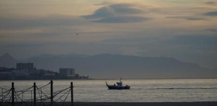 Nube lenticular sobre el barco, en Fuengirola.