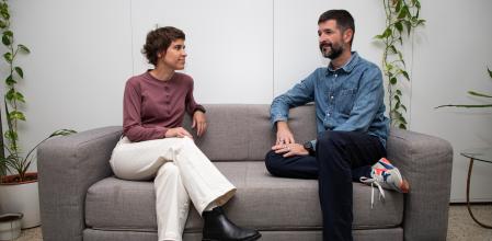 Olga Llopis (42) y Javier Velilla (44) son pareja desde hace casi 30 años y socios directores de la agencia de branding Comuniza