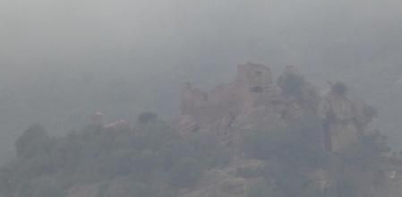 La niebla fantasma del castillo de Eramprunyà.