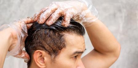 Hombre tiñéndose el pelo.