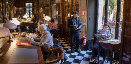 ILUSTRACIÓN DE TEMA SOBRE GENTE MAYOR QUE ES PROTAGONISTAS DE MUCHAS DE LAS HISTORIAS DE FICCIÓN DE LIBROS