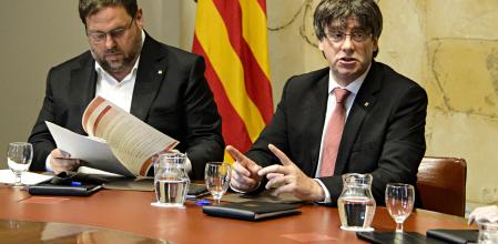 FOTO: ROSER VILALLONGA - BARCELONA / 09.06.2017 - REUNIO EXECUTIVA DEL GOVERN DE LA GENERALITAT PER COMUNICAR LA DATA (1D'OCTUBRE 2017) I LA PREGUNTA DEL REFERENDUM PER DEMANAR AL POBLE DE CATALUNYA SI VOL QUE CATALUNYA ESDEVINGUI UN ESTAT INDEPENDENT EN FORMA DE REPUBLICA. POSTERIORMENT COMPAREIXEN EL GOVERN, LA PRESIDENTA DEL PARLAMENT I TOTS ELS DIPUTATS AL PARLAMENT DE JUNTS X SI I LA CUP AL PATI DELS TARONGERS DAVANT DELS MITJANS DE COMUNICACIO. A LA IMATGE D'ESQUERRA A DRETA: EL  VICEPRESIDENT ORIOL JUNQUERAS I EL PRESIDENT CARLES PUIGDEMONT .