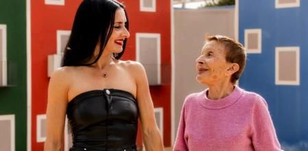 Madre e hija posan en la foto que figura en la página oficial de Facebook de 'Sticky Vicky'.