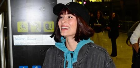 La cantante Aitana a su llegada al aeropuerto de Madrid