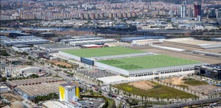 Nave de Decathlon en la ZAL Port donde comienza a instalarse el mayor parque fotovoltaico sobre techo de Europa