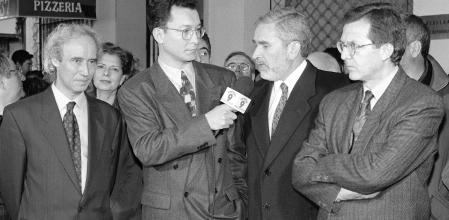 Ciprià Ciscar como conseller de Educación y Cultura junto a Joan Lerma, Joan Romero y tras ellos Carmen Alborch