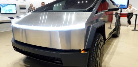 La carrocería del Cybetruck está confeccionada con acero inoxidable, un material que requiere un mantenimiento constante