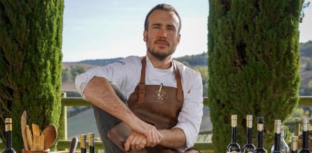 Arnau París con los productos del campo