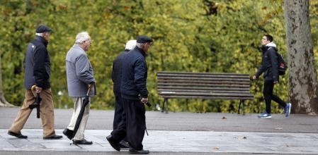 GRAFCAV241. BILBAO, 12/11/2019.-Pensionistas y jubilados pasean este martes en un parque en Bilbao, donde hoy se ha conocido que ocho de cada diez españoles de la generación del
