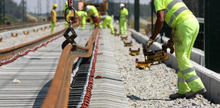 BASCARA 10/05/11 MONTAJE RAIL EN BASCARA OBRAS DEL TREN AVE TAV TGV ALTA VELOCIDAD EN EL PUEBLO DE BASCARA ADIF ADMINISTRADOR DE INFRAESTRUCTURAS RENFE OBRA PUBLICA TRABAJO EMPLEO OBRAS CRISIS TRANSPORTE VIA FERREA ( AGUSTI ENSESA - LV )