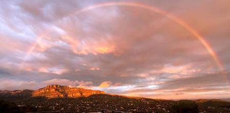 Arco iris coronando l montaña de la Mola.