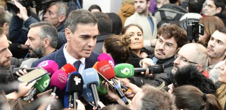 MADRID, 02/12/2023.- El presidente del Gobierno, Pedro Sánchez (C), atiende a la prensa a las puertas de la capilla ardiente de la actriz y cantante Concha Velasco, instalada este sábado en el Teatro de La Latina de Madrid, tras fallecer hoy a los 84 años en el Hospital Puerta de Hierro Majadahonda (Madrid) a consecuencia de 