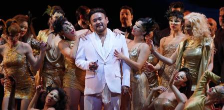 Javier Camarena como el duque de Mantua en el burdel