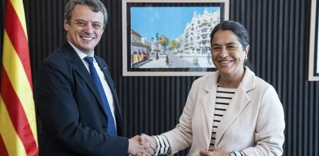 El secretario general de Economia i Hisenda, Josep Maria Vilarrúbia, y la consejera delegada de Avalis, Anna Álvarez, durante el acto de firma