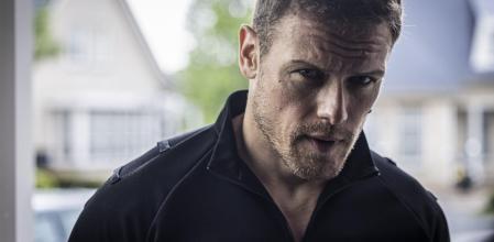 En 'La pareja de al lado' explotó su lado más seductor, entre temporadas de 'Outlander'. 