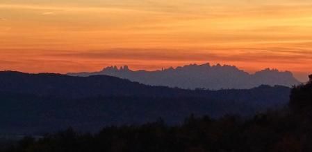 Puesta de sol en Montserrat vista desde Moià.