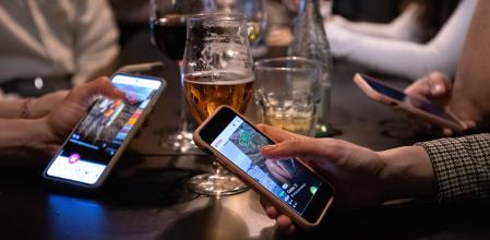 Los jóvenes prefieren el contacto físico a la virtualidad para conocer gente