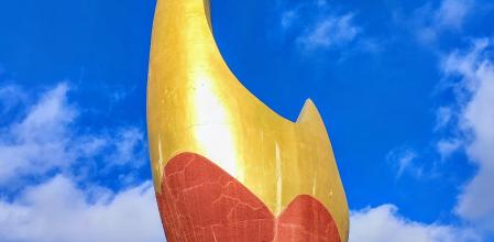 Escultura 'Tierra y Fuego' en la Diagonal de Barcelona.
