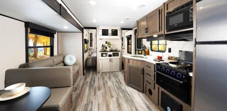 El salón puede contar con sofás modulares y un gran número de espacios de almacenaje para guardar todo tipo de objetos.