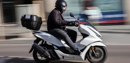 Antes de comprar una moto de segunda mano conviene probarla para asegurarse de que está en perfecto estado&nbsp;