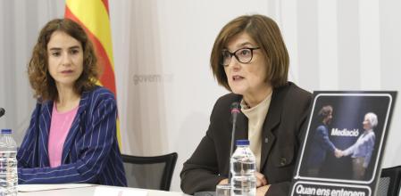 La consellera Ubasart i la directora general, Imma Barral, presenten en roda de premsa la campanya de mediació