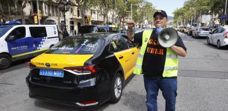 GRAFCAT1555. BARCELONA, 14/06/2023.- El portavoz de Elite Taxi, Tito Álvarez, durante la marcha de centenares de taxis convocados por Élite Taxi por el centro de Barcelona para reclamar que no se liberalicen las autorizaciones de VTC interurbanas tras la sentencia del Tribunal de Justicia de la Unión Europea (UE). EFE/Toni Albir