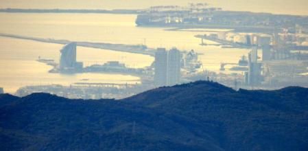 Vista del Hotel W y las dos torres de la Vila Olímpica desde la perspectiva del Montseny.