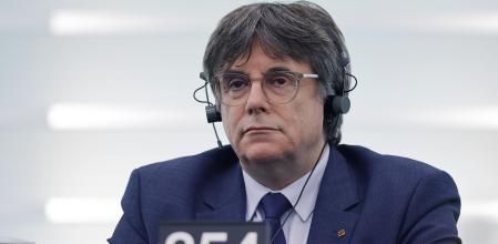 EA2410. ESTRASBURGO, 21/11/2023.- El expresidente catalán Carles Puigdemont asiste al pleno del Parlamento Europeo, este martes en Estrasburgo. Un juez de la Audiencia Nacional española reclama que se investigue por terrorismo a varios líderes independentistas catalanes, entre ellos el eurodiputado Carles Puigdemont, huido de la Justicia española.EFE/ Ronald Wittek