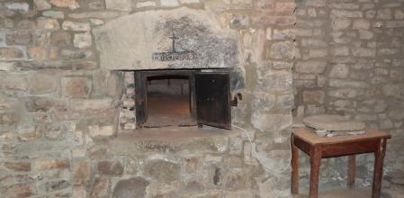 ¿Eres capaz de descifrar en qué año se construyó este antiguo horno de Vergós Guerrejat?